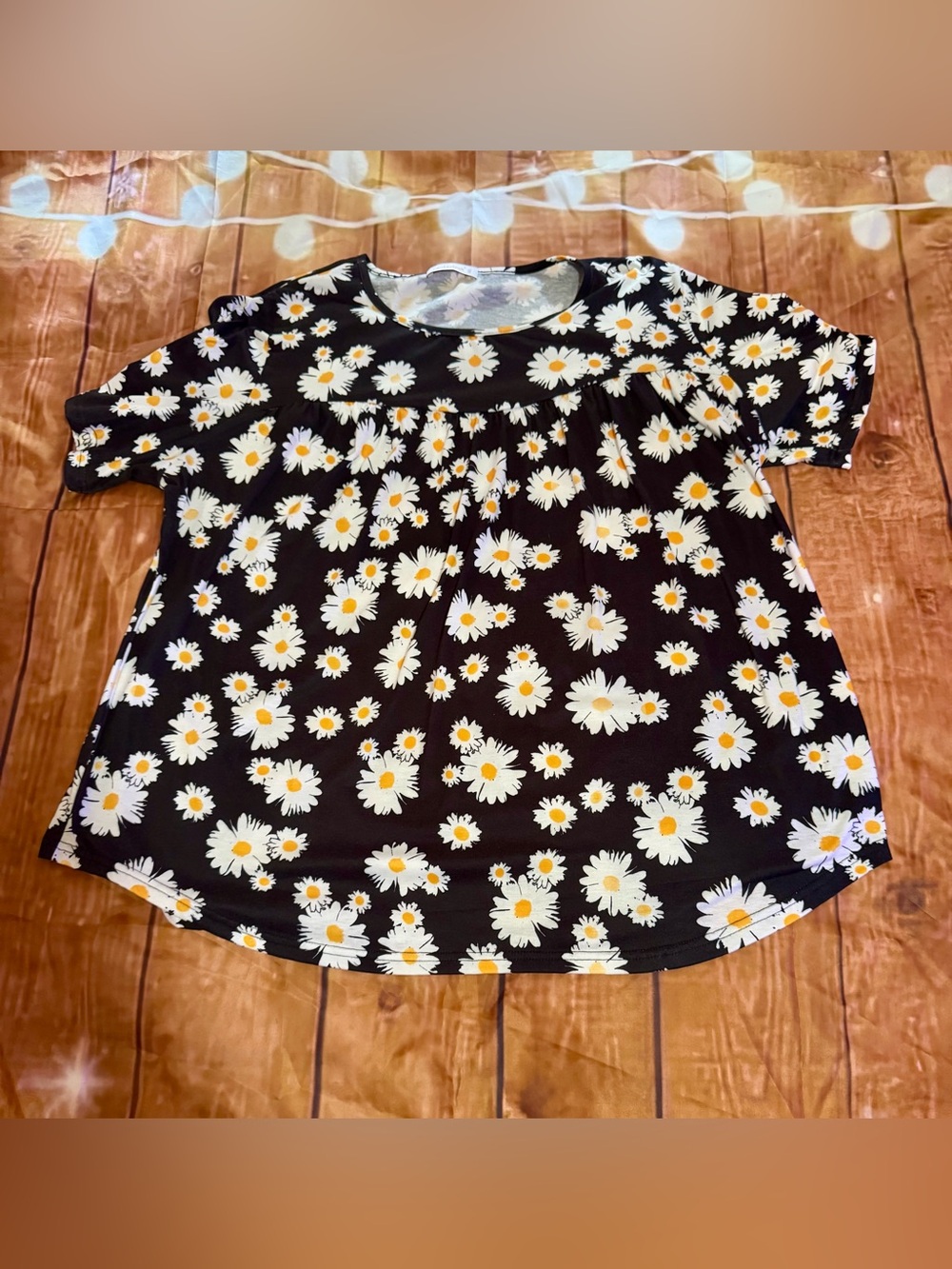 Black Daisy-Print Short Sleeve Tunic Top